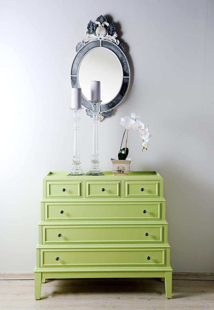 Como Pintar Móveis de Madeira: Cômoda de madeira pintada de verde claro com espelho decorativo na parede