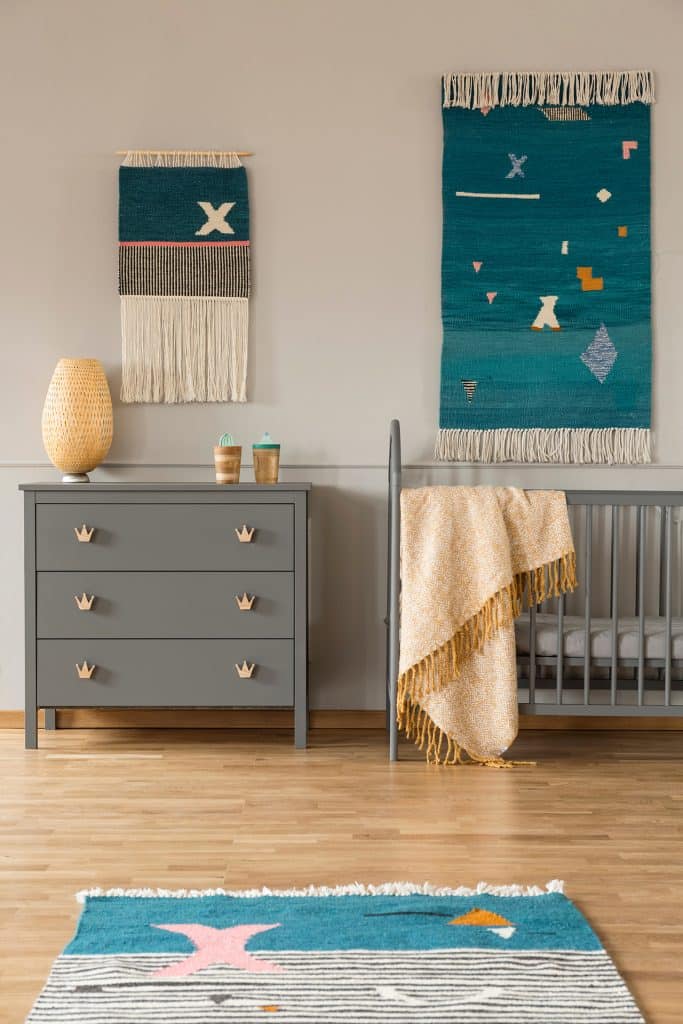 Como Pintar Móveis de Madeira: Cómoda de madeira pintada de cinzento em quarto decorado com tapeçarias coloridas