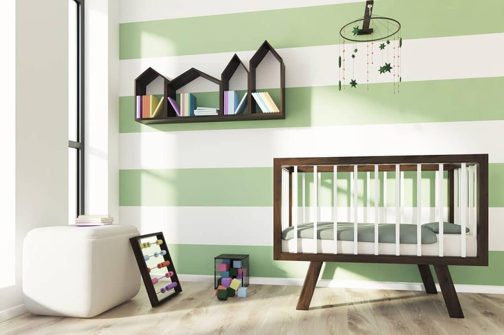 Como pintar riscas nas paredes: Quarto infantil com riscas verdes e brancas nas paredes