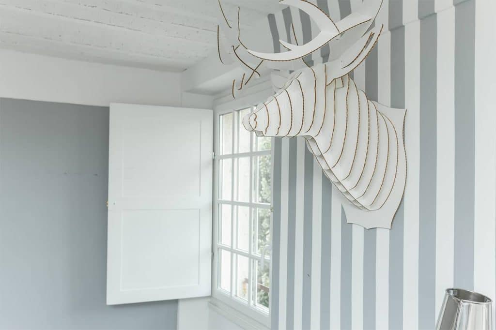 Como pintar riscas nas paredes: Sala de estar moderna com riscas verticais em azul e branco