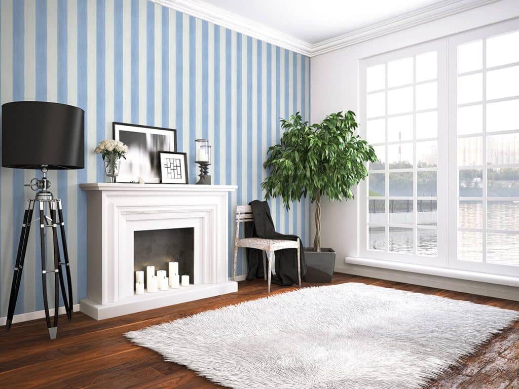 Como pintar riscas nas paredes: Sala de estar com riscas azuis e brancas e decoração elegante