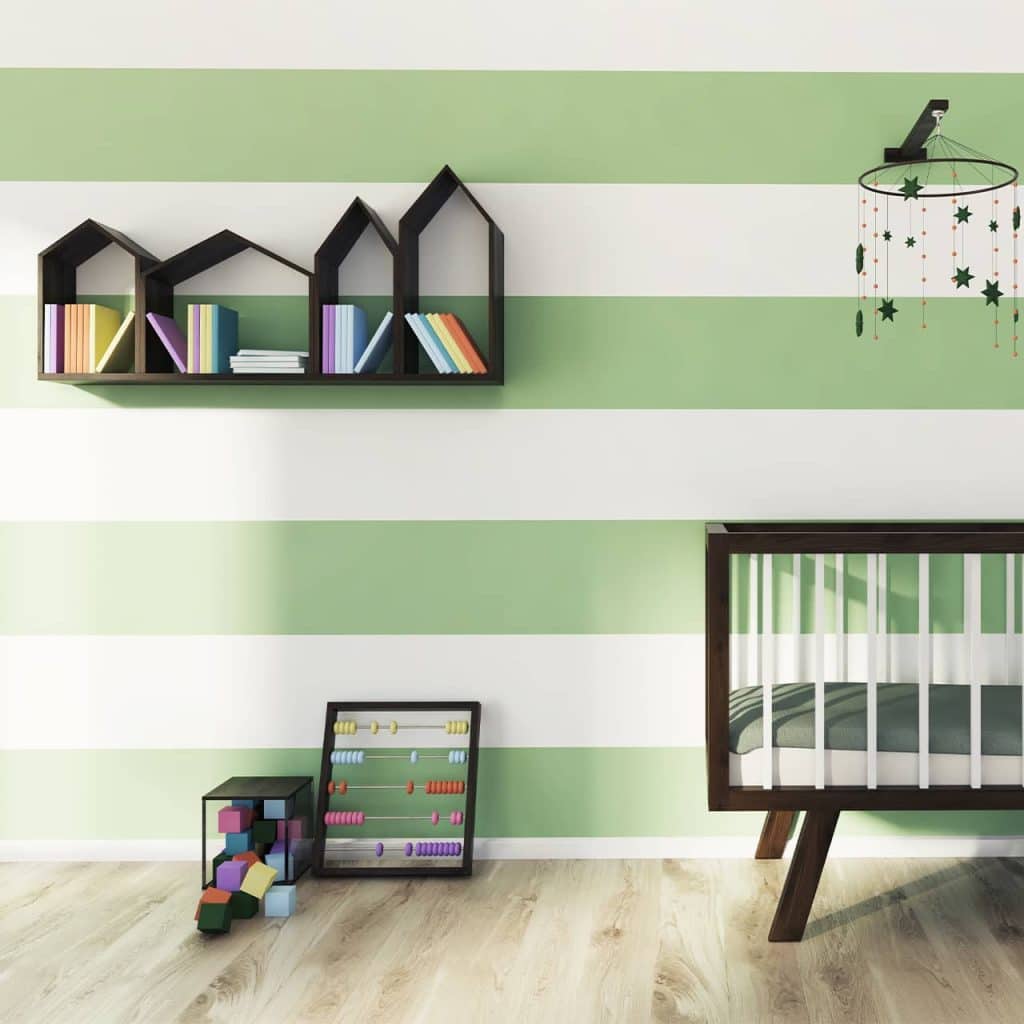 Como pintar riscas nas paredes: Quarto com riscas horizontais verdes e brancas e estante minimalista